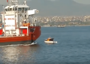 WATCH: Cargo Ship Hits Small Boat in Gulf of Izmit