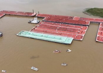 Man Dies After Tugboat Flips on San Jacinto River Near Houston – Incident Video