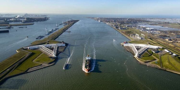 Rotterdam Port Sees Surge in Vessel Traffic Since 2007