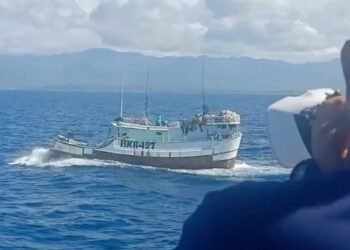 Video: Fishing Vessel Navigates to Safety After Losing its Bow