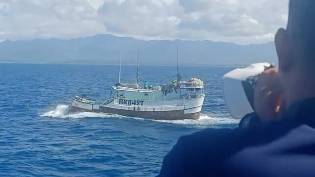 Video: Fishing Vessel Navigates to Safety After Losing its Bow