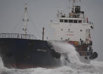 Video: Russians Attempt to Pump Fuel from Tanker Grounded in Winter Storm