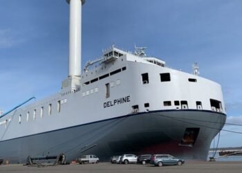 Delphine has been fitted with Norsepower rotor sails