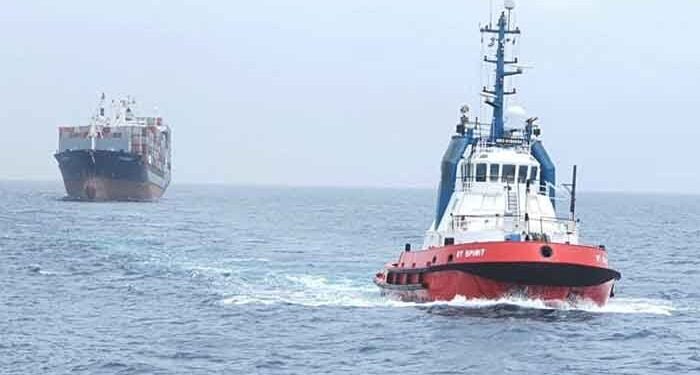 Rototortugs come to the rescue of disabled containership image description