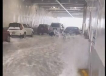 Video: Heavy Waves Wash Aboard Car Ferry in Strait of Juan De Fuca