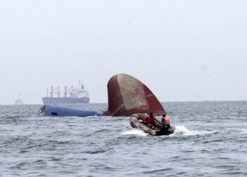 Freighter Sinks in Singapore Strait After Collision with Tanker, Six Missing – AIS VIDEO
