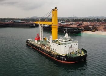 MacGregor supplied crane for this crane barge