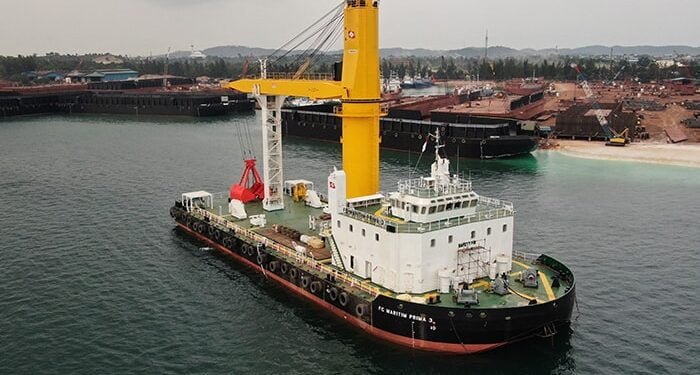 MacGregor supplied crane for this crane barge