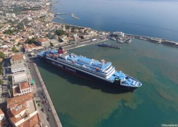 This Greek Island Ferry’s Mooring Maneuver is a Thing of Beauty – Drone View