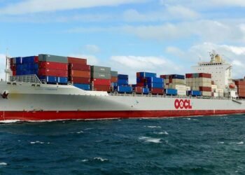 OOCL_Panama,_Fremantle,_2015_(04)