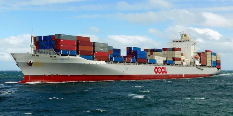 OOCL_Panama,_Fremantle,_2015_(04)