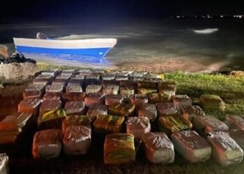 Smugglers Run Aground While Trying to Flee Royal Navy