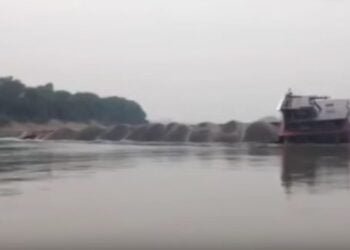 Scary Video Shows Self-Propelled Barge Flip Over in Just Seconds