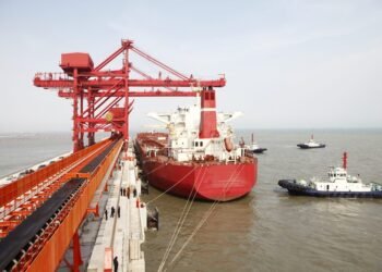 World’s Biggest Iron Ore Exporter Predicts Lower Prices on Glut
