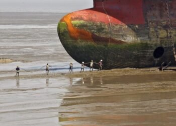 Workers carry a rope line to fasten a decommissioned ship at the Alang shipyard in Gujarat, India, in this March 27, 2015 file photo. REUTERS/Amit Dave/Files
