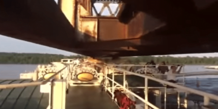 WATCH: Steamboat American Queen Passes Under Bridge With Inches to Spare WATCH: Steamboat American Queen Passes Under Bridge With Inches to Spare