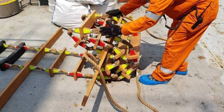 AMSA Warns of Counterfeit Pilot Ladders