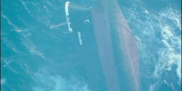 Houthi Attacks Must Ease for Salvage of Two Vessels, IMO Head Says
