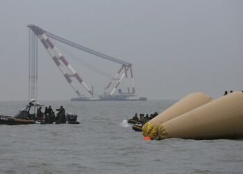 China-Led Consortium Selected for Sewol Salvage
