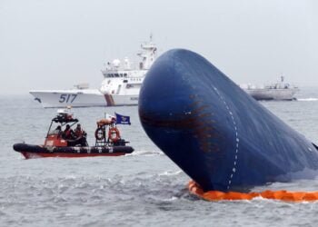 Diver Inspections Kick Off Sewol Salvage Project in South Korea
