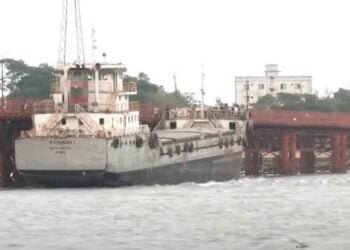 Video: Drifting Cargo Ship Hits Railway Bridge in Bangladesh