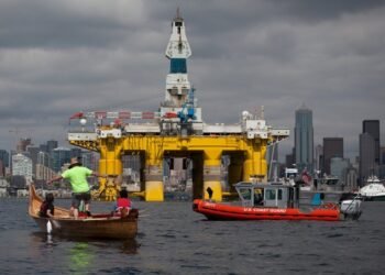 Arctic Protests – Activists Climb Anchor Chain of Shell Vessel in Washington