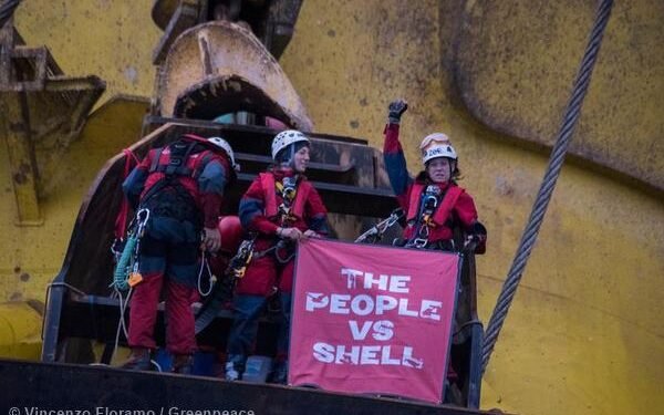Greenpeace Activists Board Shell’s Arctic-bound Oil Rig