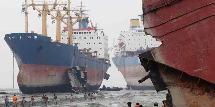 alang-workers-scrap