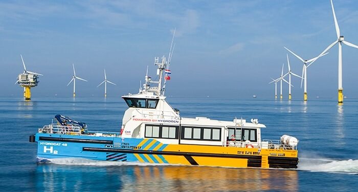 Vessel powered with hydrogen dual fuel engines